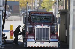 Tổng thống Mỹ thăm Trung Đông, giới chức Washington dự báo giá xăng sẽ giảm