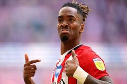 Tiền đạo của Brentford bất ngờ vào tầm ngắm Man United