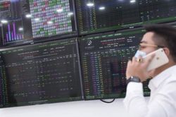 VN-Index bất ngờ để mất điểm ở những phút cuối phiên