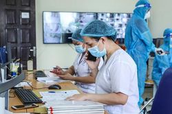 Nhân viên y tế nghỉ việc ồ ạt: Giải quyết phần 'gốc' để giữ chân y, bác sĩ