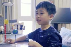 Bé trai Trung Quốc bất ngờ nổi tiếng nhờ kiến thức về tên lửa
