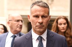Ryan Giggs: Huyền thoại khốn khổ vì bê bối đời tư