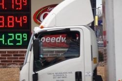 Giá xăng tại Mỹ sẽ giảm xuống dưới 4 USD/gallon trong những tuần tới