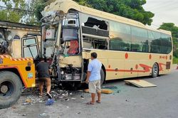 Xác định nguyên nhân ban đầu vụ xe khách đâm xe bồn ở Nghệ An