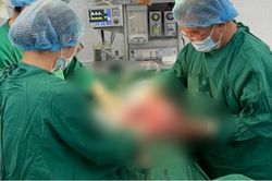 Bệnh nhân 26 tuổi được cắt khối u buồng trứng nặng 10kg