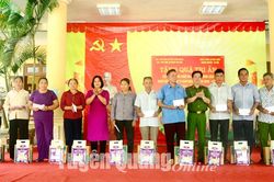 Tặng quà cho 668 gia đình chính sách, người có công và hộ nghèo huyện Yên Sơn