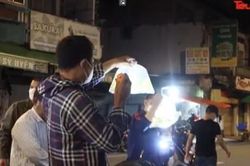 Lập lòe ánh đèn pin, nhộn nhịp mua bán 'đồ chơi' ở góc phố Sài Gòn