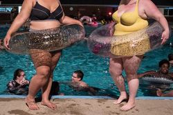 Bé gái bị từ chối chơi ở công viên nước vì quá 90 kg