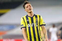 Mesut Ozil: Bước lùi từ Fenerbahce tới Basaksehir