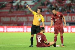 Sự cố gây sốc với trọng tài V.League