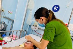 Nhầm lẫn với viêm họng, trẻ mắc viêm não phải nằm viện hàng tháng trời