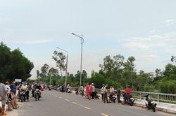 Phát hiện thi thể cháy đen đang phân hủy dưới chân cầu