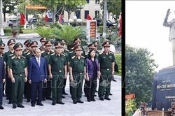 Chủ tịch nước dâng hương tưởng niệm Chủ tịch Hồ Chí Minh và các Anh hùng liệt sĩ