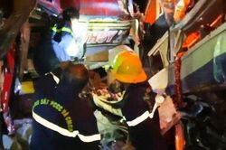 Tai nạn giữa 2 xe khách giường nằm, giải cứu tài xế và lái phụ mắc kẹt