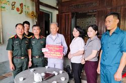 Bộ Chỉ huy Quân sự tặng sổ tiết kiệm cho gia đình thương binh