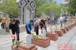 Thăm nơi yên nghỉ của các Anh hùng liệt sỹ