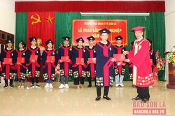 Trường cao đẳng Y tế Sơn La trao bằng tốt nghiệp cho 251 sinh viên