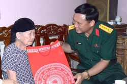 Chỉ huy trưởng Bộ CHQS tỉnh Đặng Văn Long tặng quà gia đình chính sách