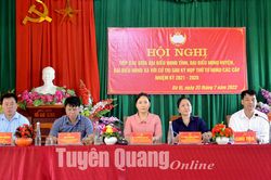 Đồng chí Trưởng Ban Tuyên giáo Tỉnh ủy Nông Thị Bích Huệ tiếp xúc cử tri tại huyện Na Hang