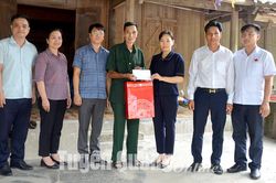Đồng chí Trưởng Ban Tuyên giáo Tỉnh ủy Nông Thị Bích Huệ tặng quà gia đình chính sách