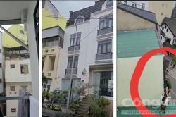 Cảnh sát giải cứu cô gái 18 tuổi trên mái nhà cao tầng có tâm lý bất ổn