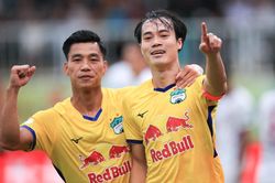 Văn Toàn lập cú đúp, HAGL trở lại nhóm đầu V-League 2022