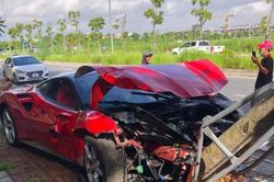 Siêu xe Ferrari 488 nát đầu sau khi tông đổ gốc cây ở Hà Nội