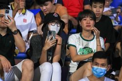 Doãn Hải My tới sân cổ vũ Văn Hậu trong trận gặp Sài Gòn