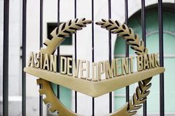 ADB điều chỉnh dự báo cho khu vực: Tăng trưởng giảm, lạm phát tăng