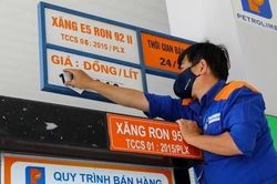 Giá xăng tiếp tục giảm mạnh, về sát 25.000 đồng/lít