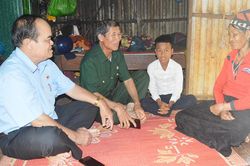 Cựu chiến binh Đak Đoa 'đồng hành cùng cháu đến trường'