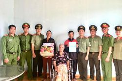 Công an huyện Đam Rông: Thăm, tặng quà các thương binh, gia đình liệt sĩ