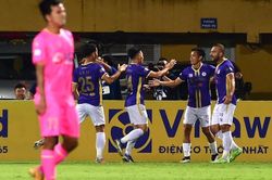 Hà Nội FC vươn lên nhì bảng V-League