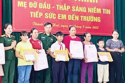 Chính trị - Xã hội Chính trị - Xã hội Được đỡ đầu, các em vững tin đến lớp