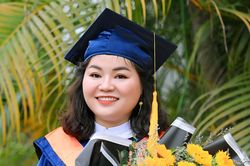 Hành trình chinh phục bằng cử nhân ngành dược của cô gái bị liệt một tay