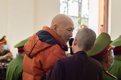Sau một buổi vắng mặt, 'thầy ông nội' Lê Tùng Vân được dìu tới tòa