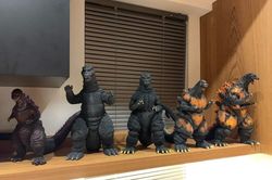 Chồng tức tối nộp đơn ly dị vì vợ lấy mô hình Godzilla của mình cho cháu