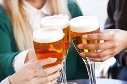 Uống ít bia vẫn có thể gây hại cho não