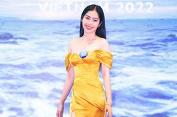 Nam Em và thí sinh Hoa hậu Thế giới Việt Nam trình diễn đầm dạ hội