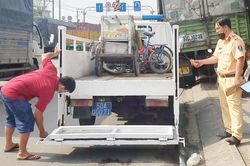 Bán trái cây giữa quốc lộ, người đàn ông bị xe tông nguy kịch