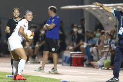 Bóng đá Việt Nam: Hãy nhìn xuống chân