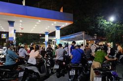 Hà Nội: Giá xăng giảm, người dân 'rồng rắn' xếp hàng đi đổ lúc nửa đêm