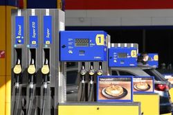 Giá dầu thế giới đi xuống sau khi ECB quyết định tăng lãi suất