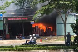 Đồng Nai: Xưởng gỗ ván ép bốc cháy dữ dội