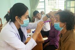 Hơn 120 người cao tuổi phường Cheo Reo được khám, phẫu thuật mắt miễn phí
