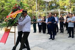 Đoàn đại biểu tỉnh Lào Cai dâng hương tại Nghĩa trang Liệt sỹ Quốc gia Trường Sơn và Nghĩa trang Liệt sỹ Quốc gia Đường 9