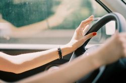 Những điều cần lưu ý khi cầm lái xe lạ