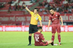 'Nạn' xúc phạm trọng tài ở Việt Nam
