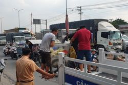 Bị xe tải cán qua 2 chân vì bán hàng rong trong làn ô tô