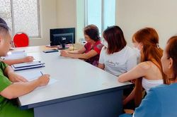 Hai chị em ruột môi giới mại dâm phục vụ khách quán karaoke